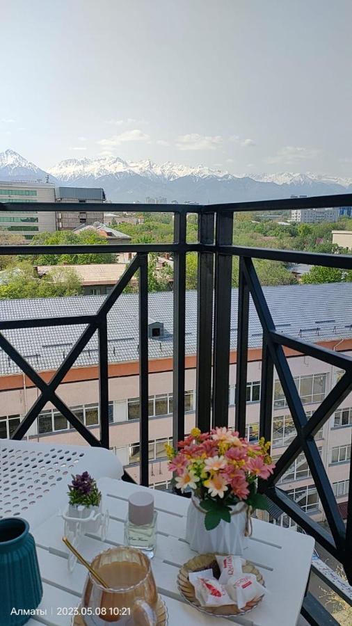 Студия В Центре Города, В «Золотом Квадрате» Алматы Экстерьер фото